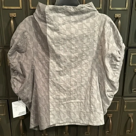 JI U Top - Picture 8 of 8